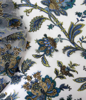 Органза, красные цветы