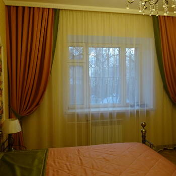 Классические шторы для спальни в персиковых тонах 