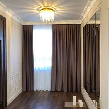 Классическая штора в коридоре 