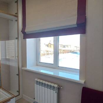 Римская штора с бордовым кантом